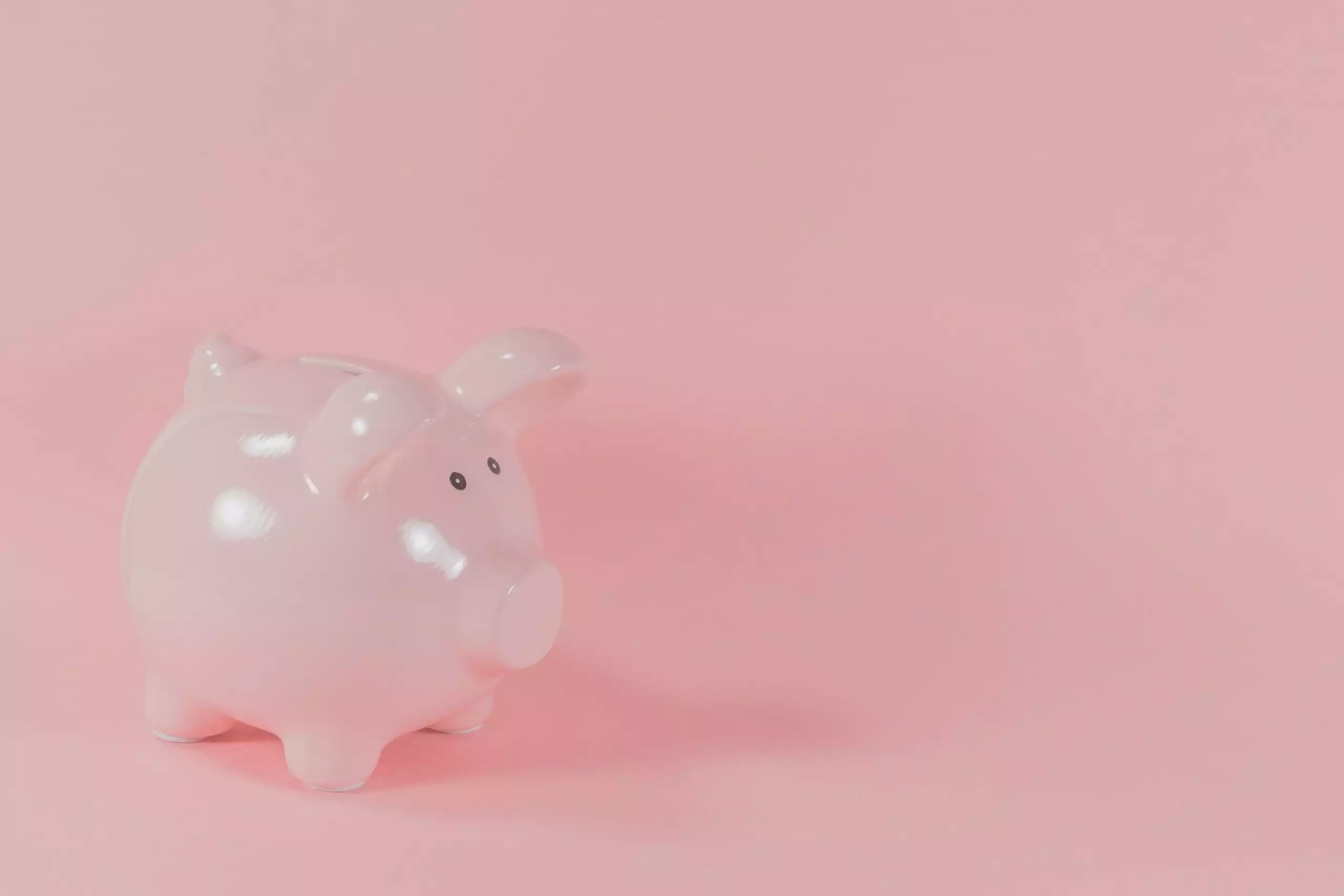 pawel-czerwinski-jkwWCG6wYcI-unsplash piggy bank with a pink background